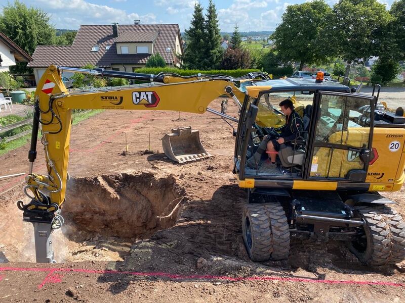 LKW der Stoll GmbH beim Transport von Baumaterialien